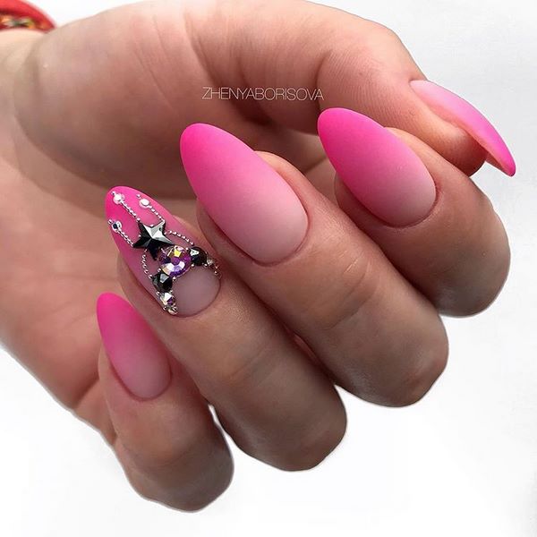 Восхитительный маникюр со стразами 2026: новинки, лучшие идеи, тренды — фото
