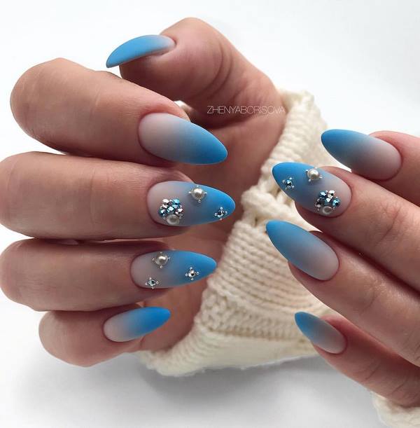 Восхитительный маникюр со стразами 2026: новинки, лучшие идеи, тренды — фото