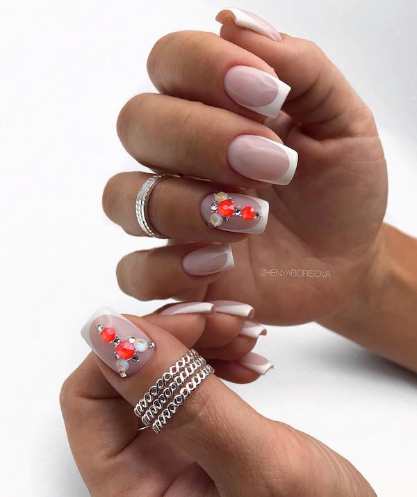 Восхитительный маникюр со стразами 2026: новинки, лучшие идеи, тренды — фото