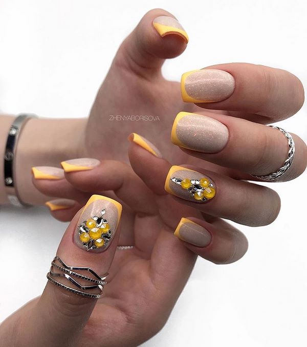 Восхитительный маникюр со стразами 2026: новинки, лучшие идеи, тренды — фото