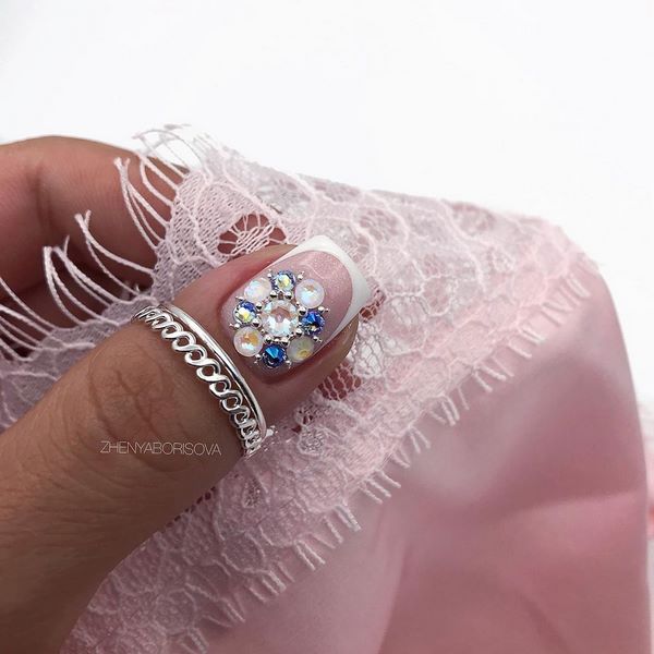 Восхитительный маникюр со стразами 2026: новинки, лучшие идеи, тренды — фото