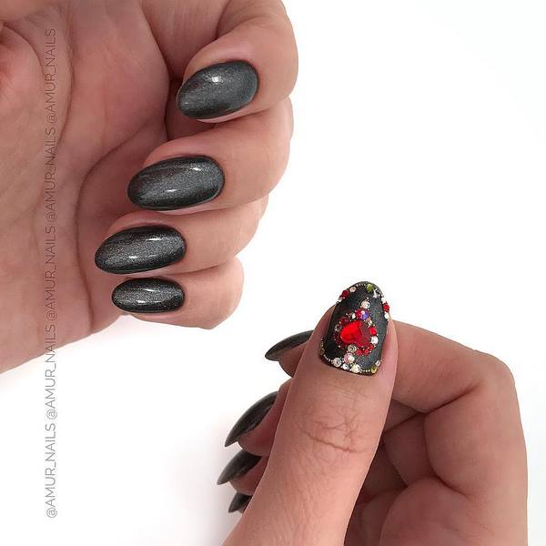 Восхитительный маникюр со стразами 2026: новинки, лучшие идеи, тренды — фото