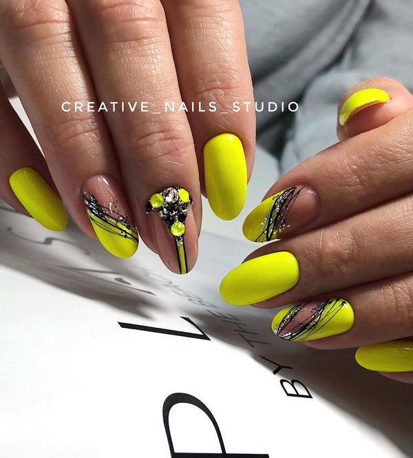 Восхитительный маникюр со стразами 2026: новинки, лучшие идеи, тренды — фото