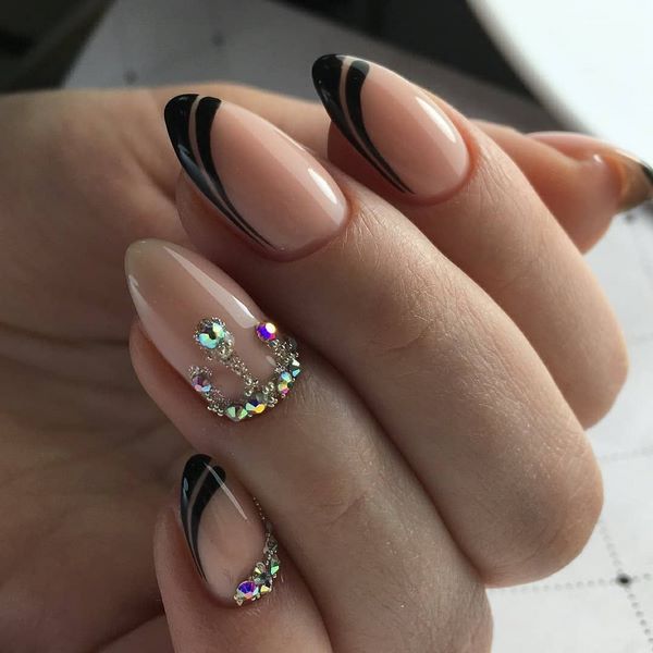 Восхитительный маникюр со стразами 2026: новинки, лучшие идеи, тренды — фото