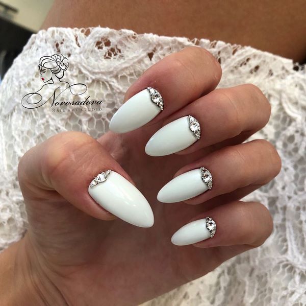 Восхитительный маникюр со стразами 2026: новинки, лучшие идеи, тренды — фото