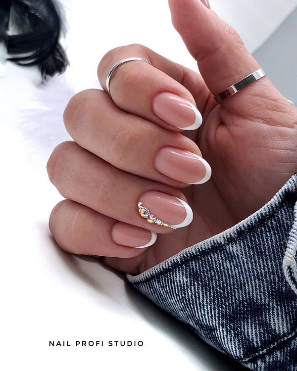 Восхитительный маникюр со стразами 2026: новинки, лучшие идеи, тренды — фото