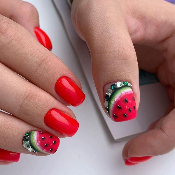 Восхитительный маникюр со стразами 2026: новинки, лучшие идеи, тренды — фото