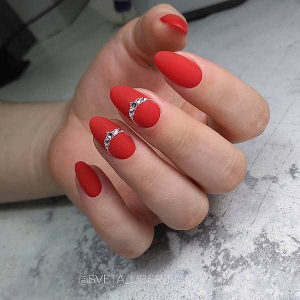 Восхитительный маникюр со стразами 2026: новинки, лучшие идеи, тренды — фото