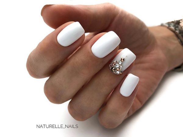 Восхитительный маникюр со стразами 2026: новинки, лучшие идеи, тренды — фото