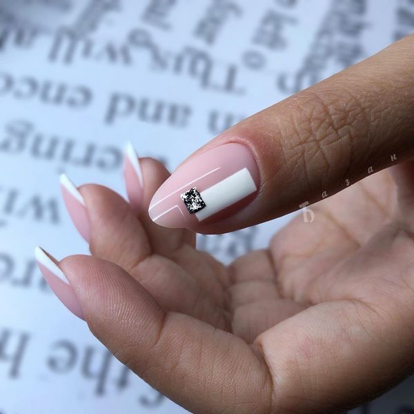 Восхитительный маникюр со стразами 2026: новинки, лучшие идеи, тренды — фото