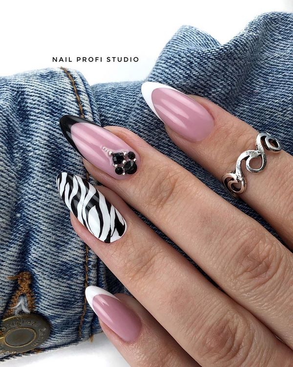 Восхитительный маникюр со стразами 2026: новинки, лучшие идеи, тренды — фото