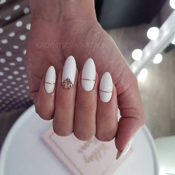 Восхитительный маникюр со стразами 2026: новинки, лучшие идеи, тренды — фото