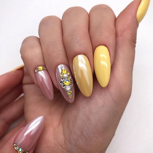 Восхитительный маникюр со стразами 2026: новинки, лучшие идеи, тренды — фото