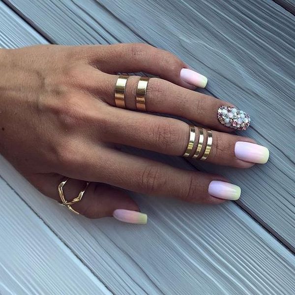 Восхитительный маникюр со стразами 2026: новинки, лучшие идеи, тренды — фото