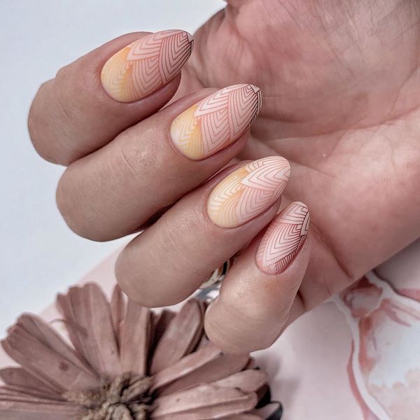 Идеальный бежевый в новых техниках: последние тенденции бежевого нейл-дизайна 2026