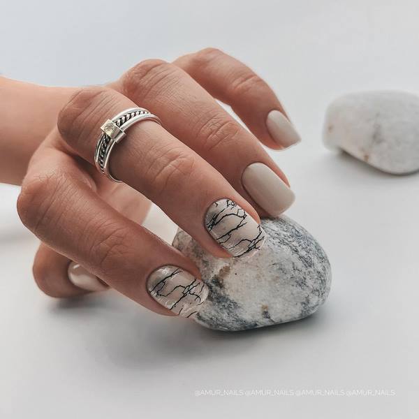 Идеальный бежевый в новых техниках: последние тенденции бежевого нейл-дизайна 2026