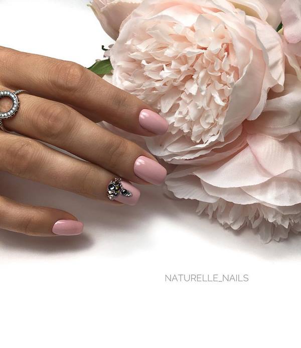 Безупречный маникюр на средние ногти 2026 – уникальные идеи и стили