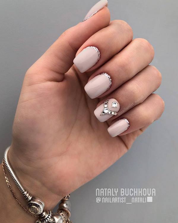 Безупречный маникюр на средние ногти 2026 – уникальные идеи и стили