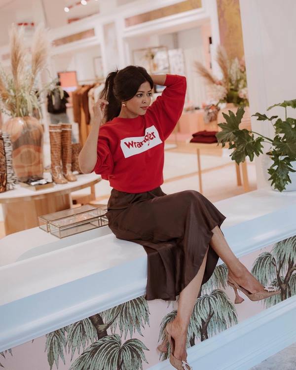 Самые красивые модели свитеров на весну – новые тенденции и фасоны 2026