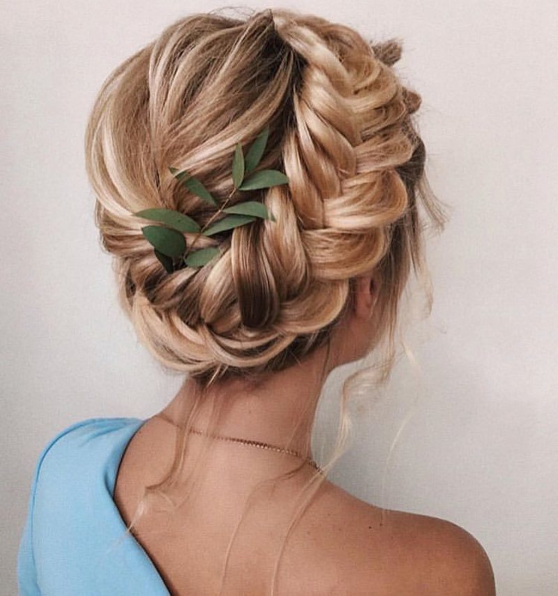 Идеальный выпускной образ: не пропусти красивейшие варианты выпускных причесок 2026 года!