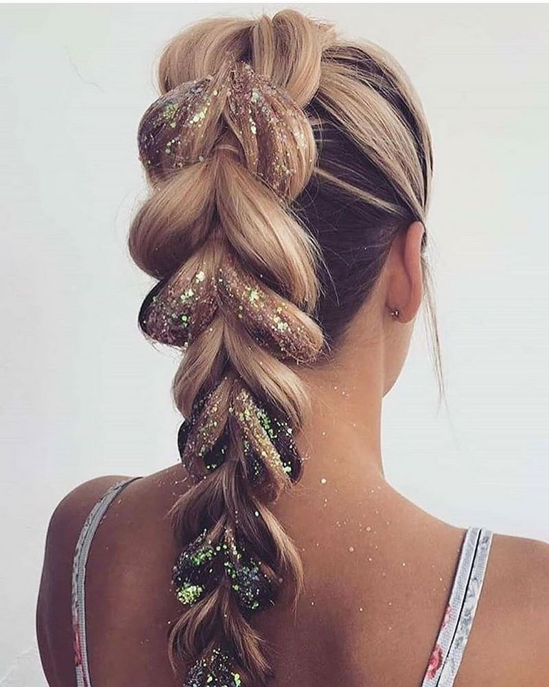 Идеальный выпускной образ: не пропусти красивейшие варианты выпускных причесок 2026 года!