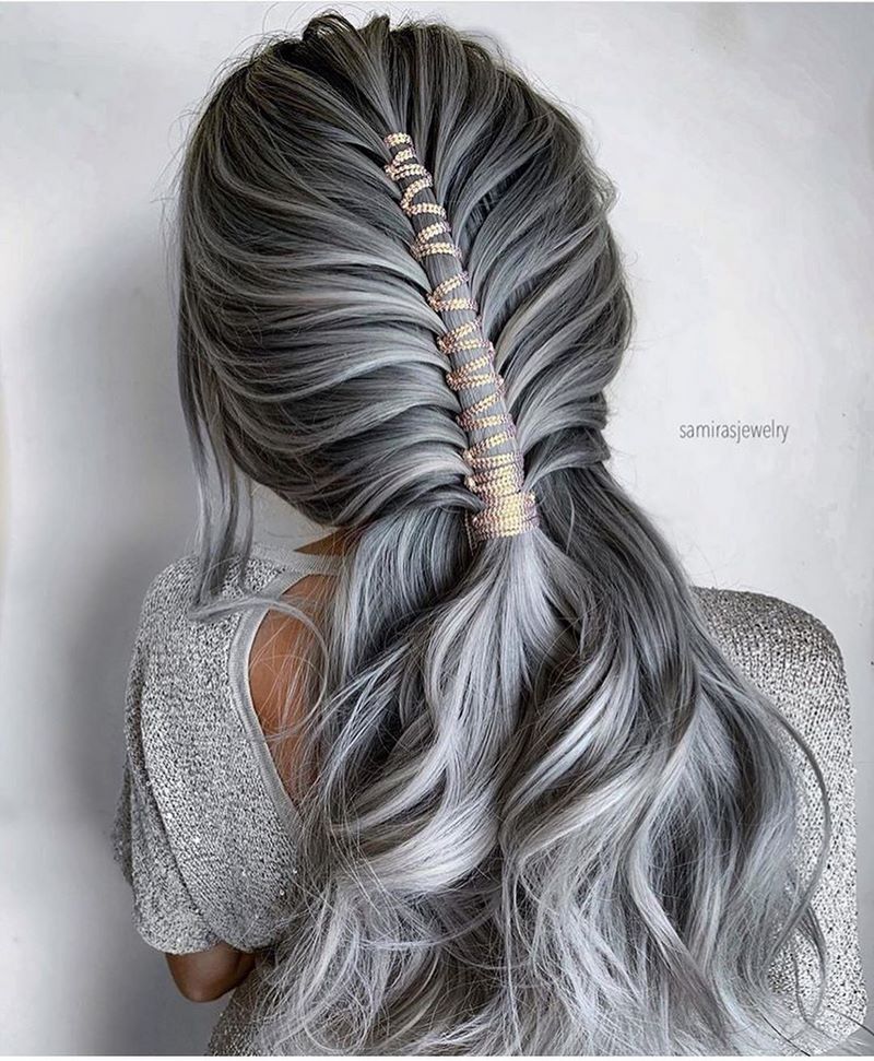 Идеальный выпускной образ: не пропусти красивейшие варианты выпускных причесок 2026 года!