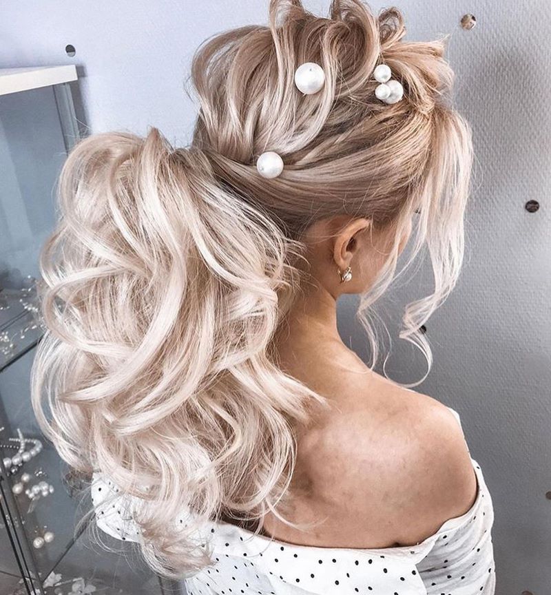 Идеальный выпускной образ: не пропусти красивейшие варианты выпускных причесок 2026 года!