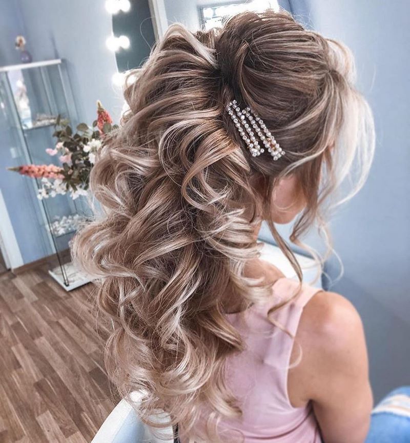 Идеальный выпускной образ: не пропусти красивейшие варианты выпускных причесок 2026 года!
