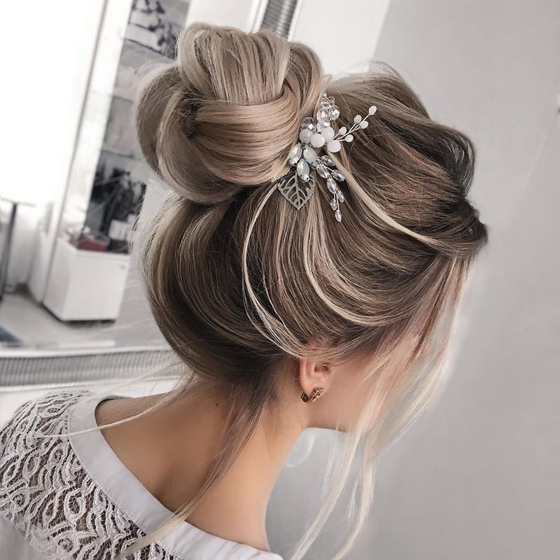 Идеальный выпускной образ: не пропусти красивейшие варианты выпускных причесок 2026 года!