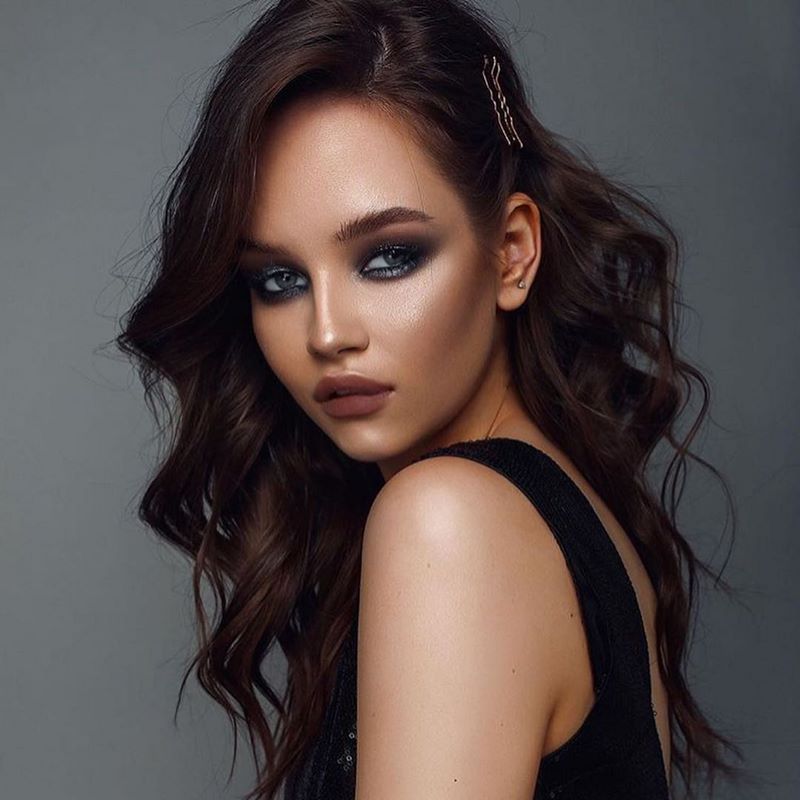 Идеальный выпускной образ: не пропусти красивейшие варианты выпускных причесок 2026 года!