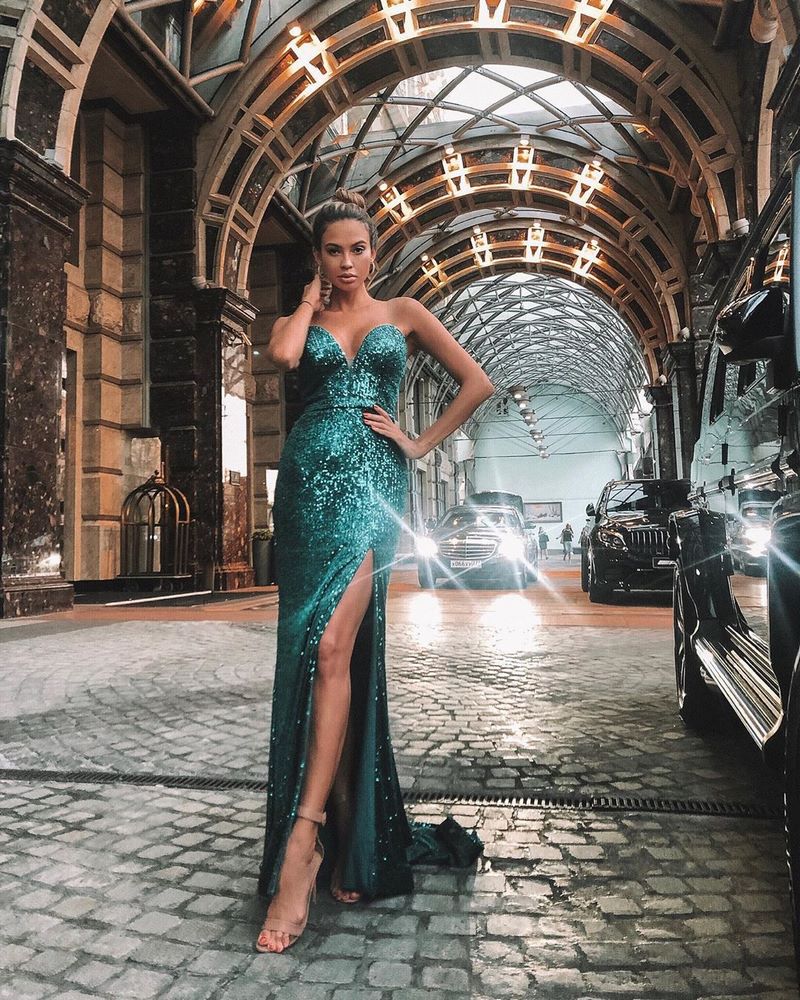 Великолепные модели выпускного платья 2026 – трендовые силуэты на фото