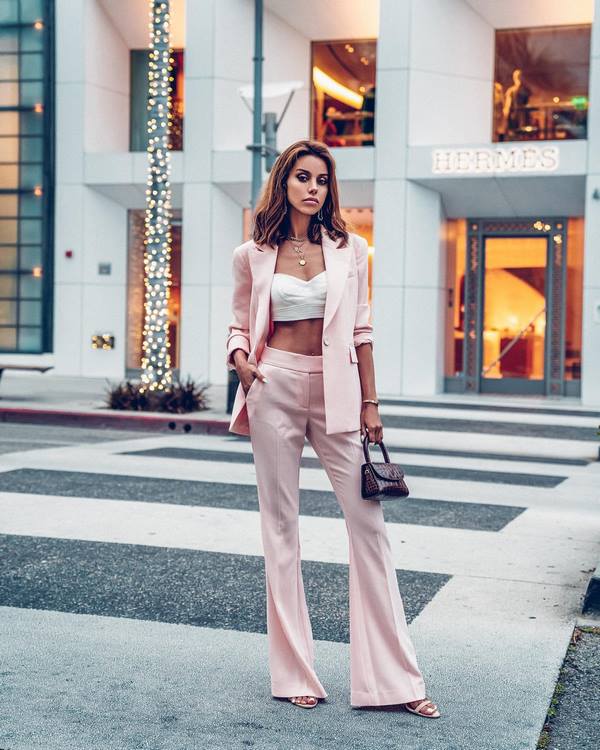 Женские брюки весна-лето 2026. Самые красивые образы и тренды сезона