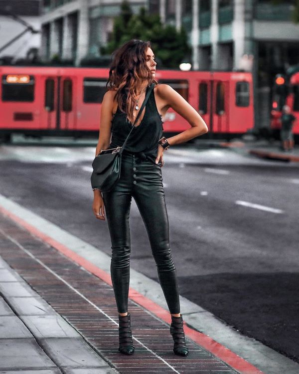 Женские брюки весна-лето 2026. Самые красивые образы и тренды сезона