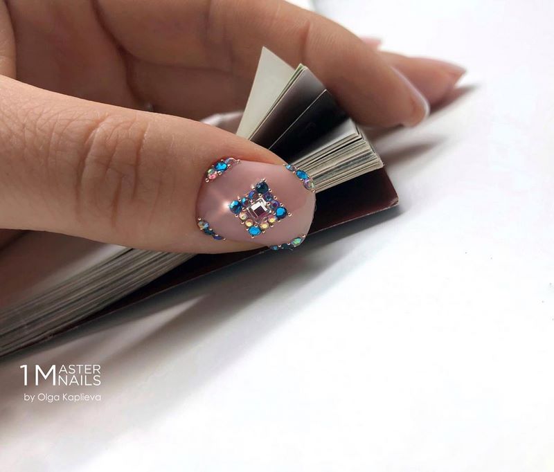 Тренды маникюра на выпускной 2026: красивые новинки и топовые дизайны