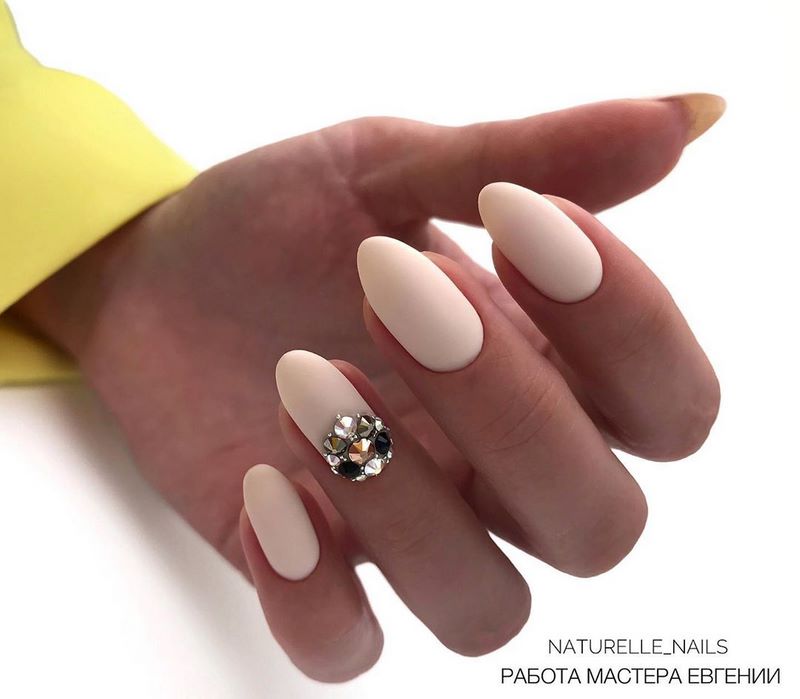 Тренды маникюра на выпускной 2026: красивые новинки и топовые дизайны