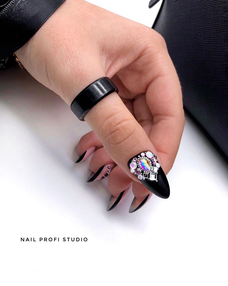 Тренды маникюра на выпускной 2026: красивые новинки и топовые дизайны