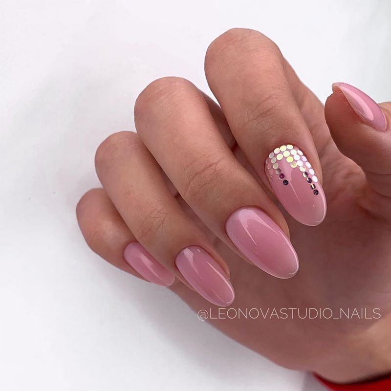 Тренды маникюра на выпускной 2026: красивые новинки и топовые дизайны