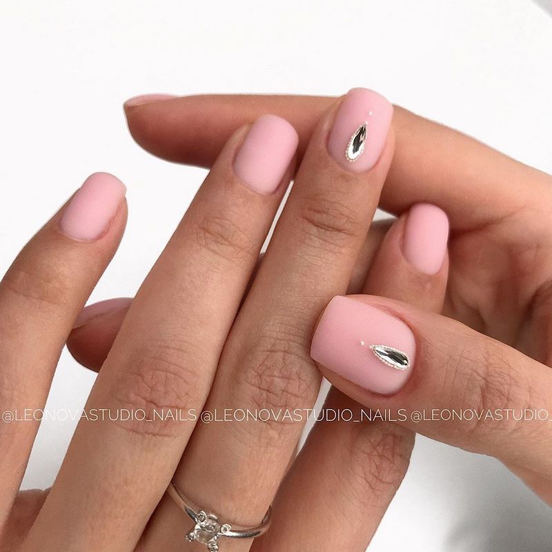 Тренды маникюра на выпускной 2026: красивые новинки и топовые дизайны