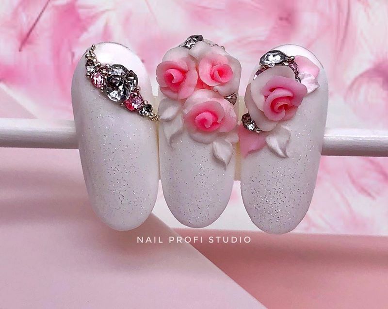 Тренды маникюра на выпускной 2026: красивые новинки и топовые дизайны