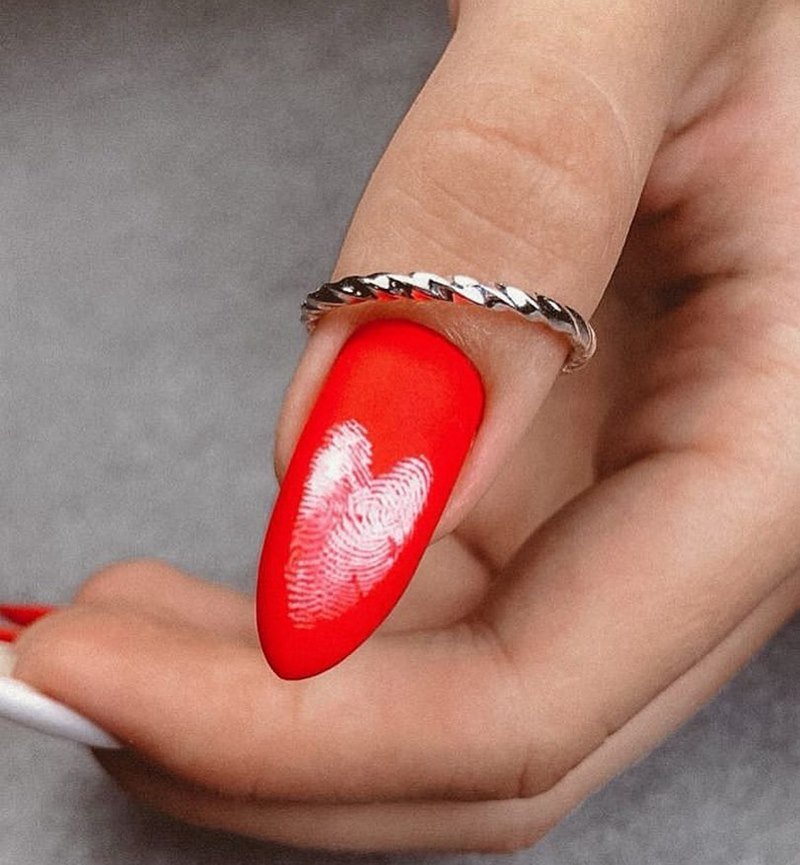 Обворожительные красные ногти 2026 – топовые техники и примеры дизайна