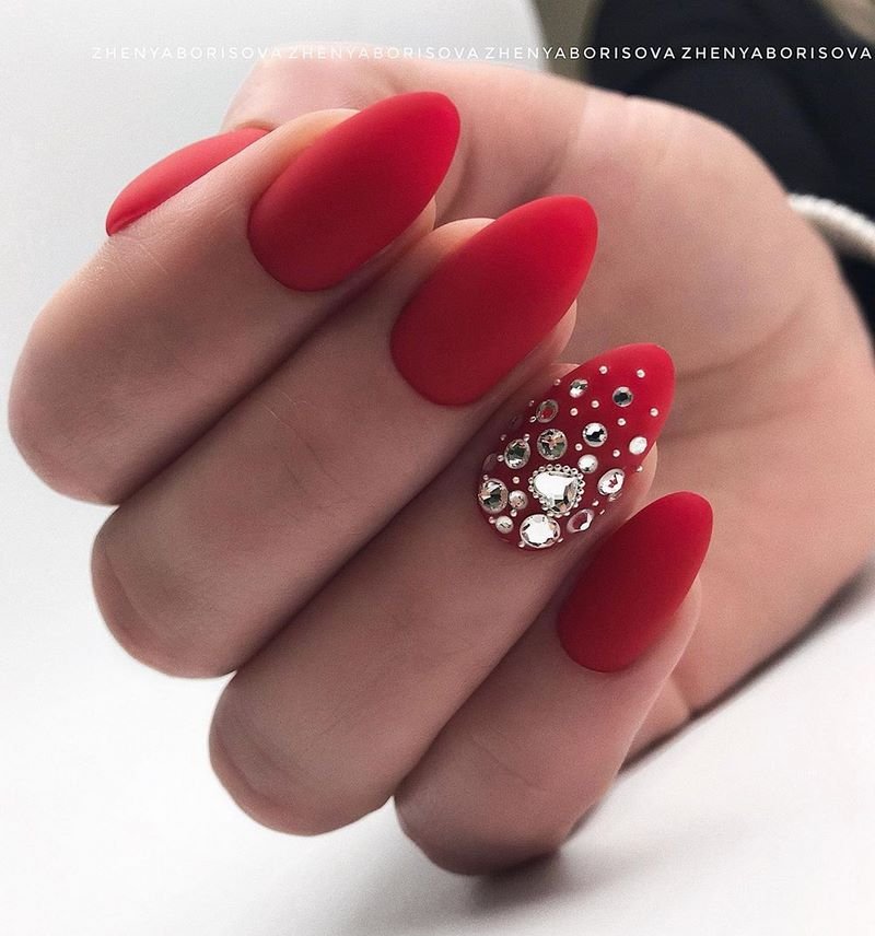 Обворожительные красные ногти 2026 – топовые техники и примеры дизайна