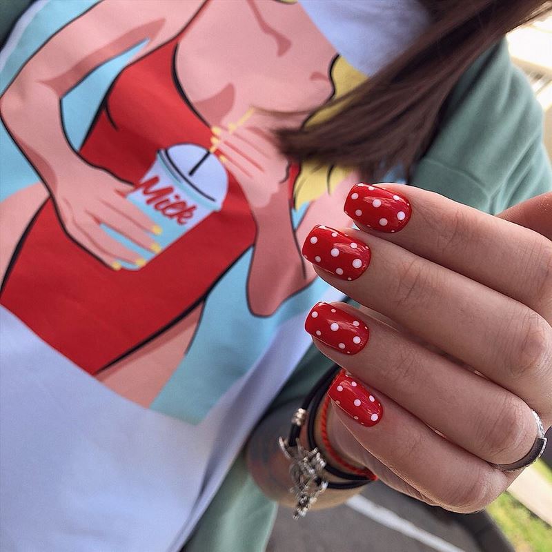 Обворожительные красные ногти 2026 – топовые техники и примеры дизайна