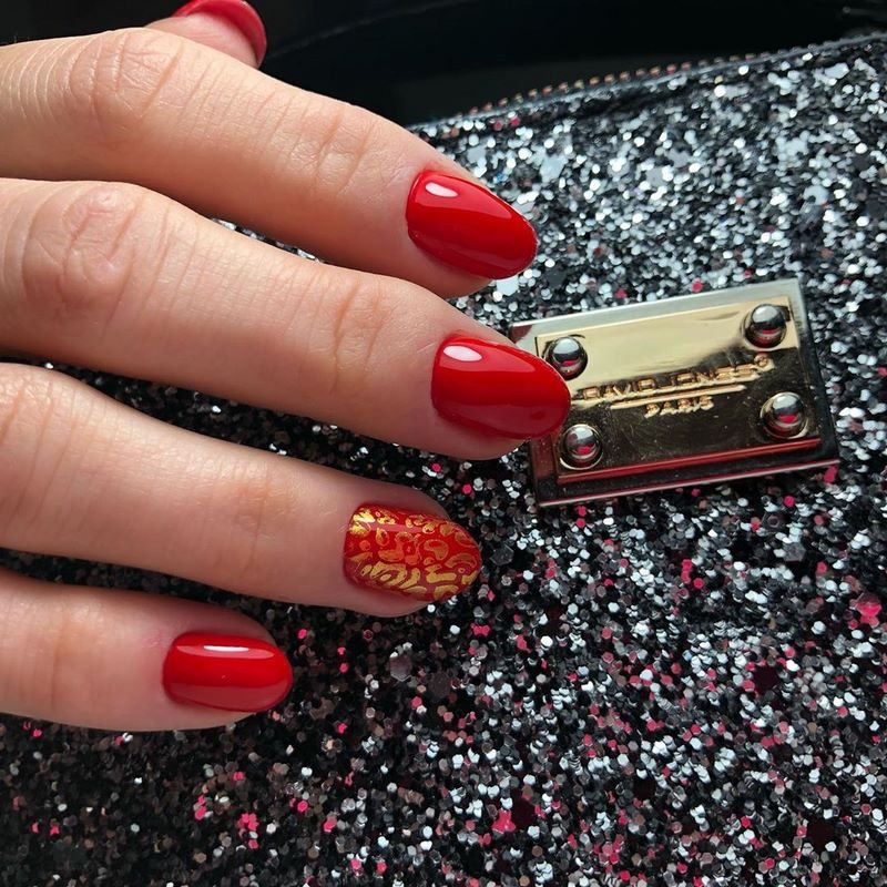 Обворожительные красные ногти 2026 – топовые техники и примеры дизайна