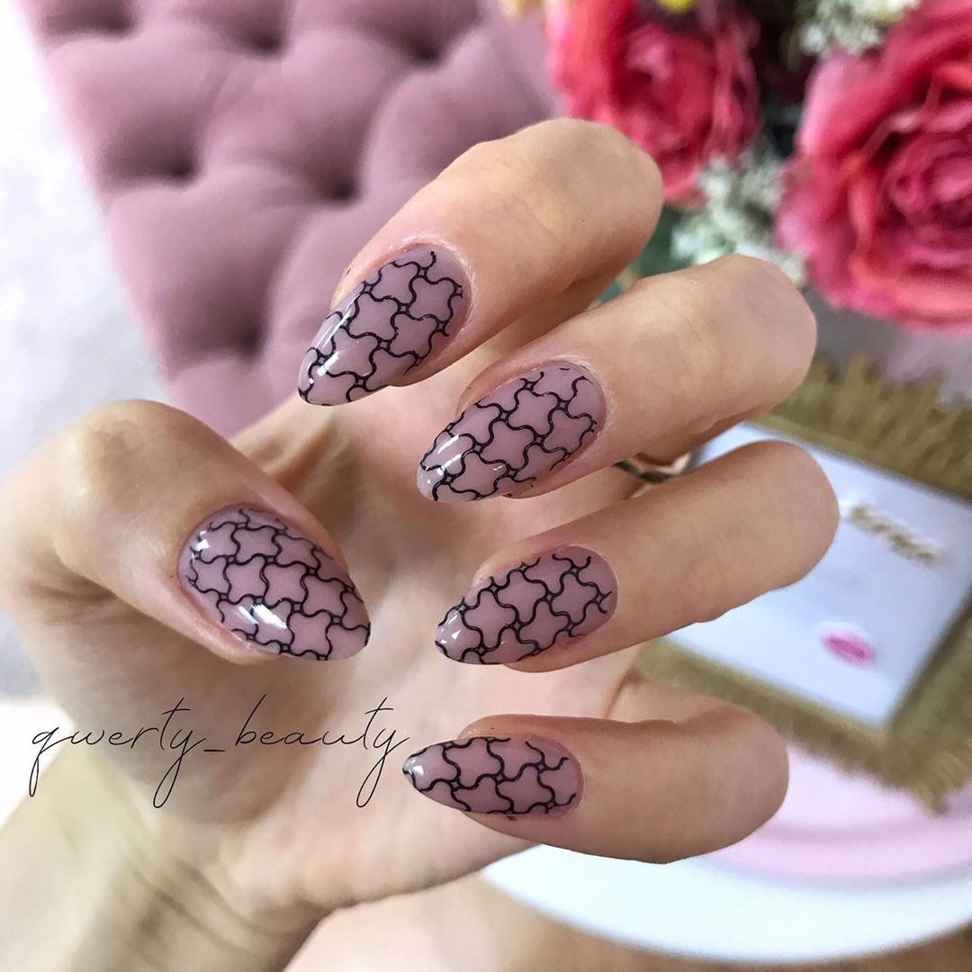 Стильный стемпинг маникюр 2026 – новые идеи дизайна