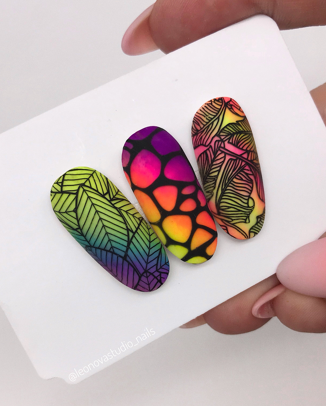 Стильный стемпинг маникюр 2026 – новые идеи дизайна