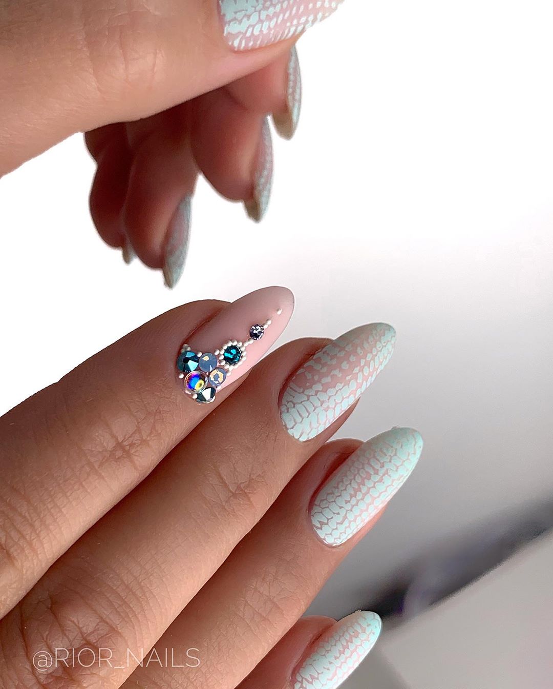 Стильный стемпинг маникюр 2026 – новые идеи дизайна