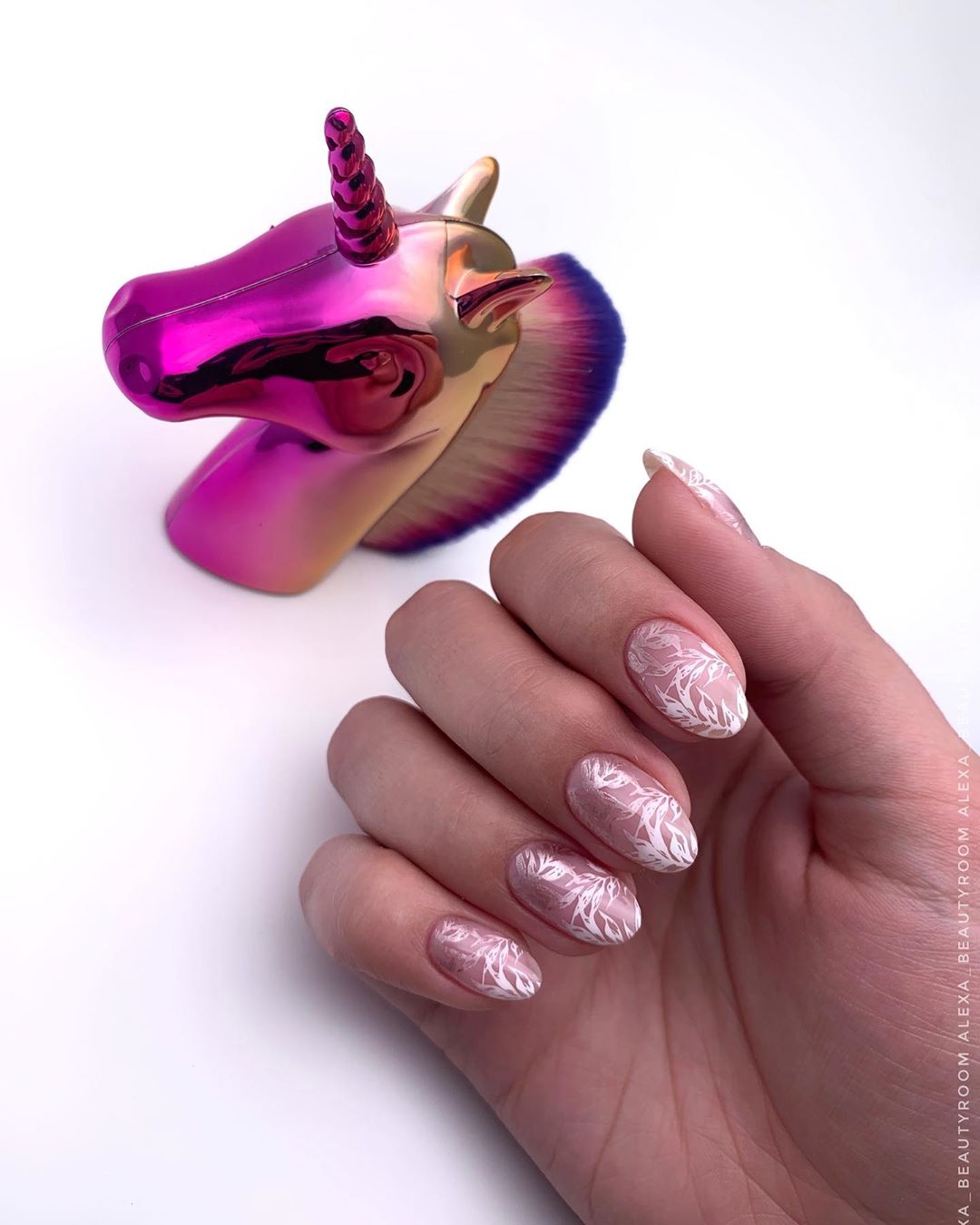 Стильный стемпинг маникюр 2026 – новые идеи дизайна