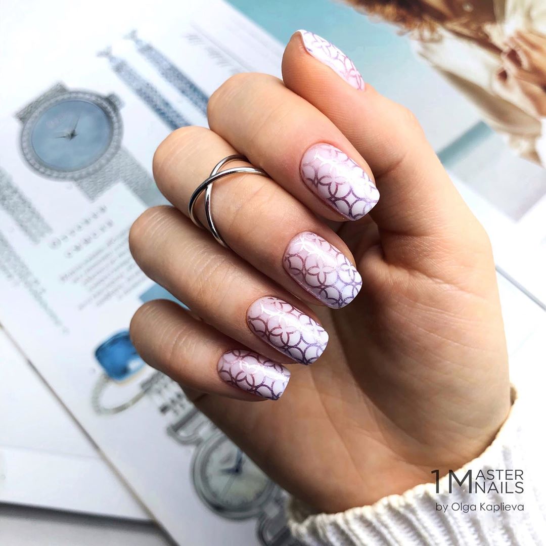 Стильный стемпинг маникюр 2026 – новые идеи дизайна