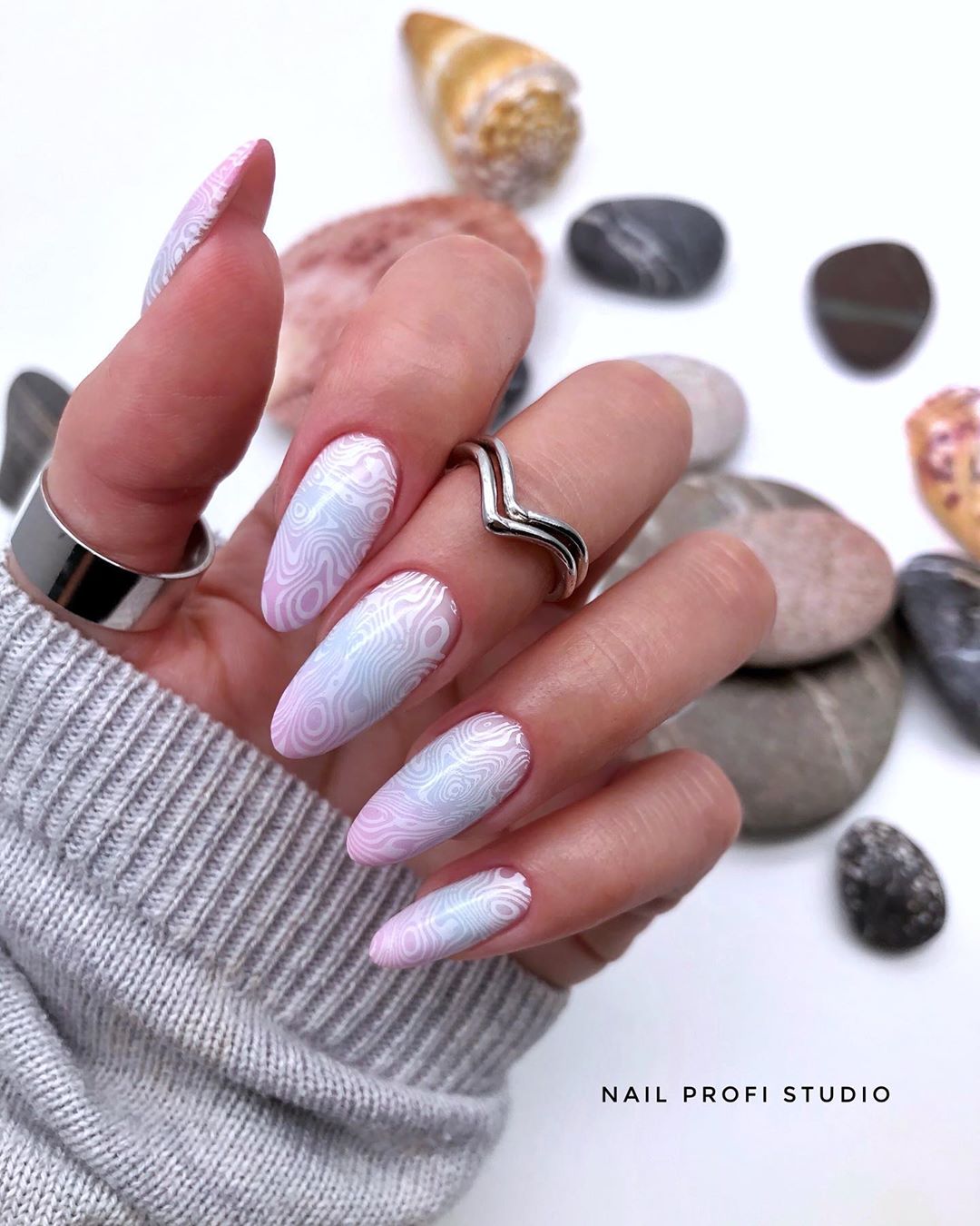 Стильный стемпинг маникюр 2026 – новые идеи дизайна