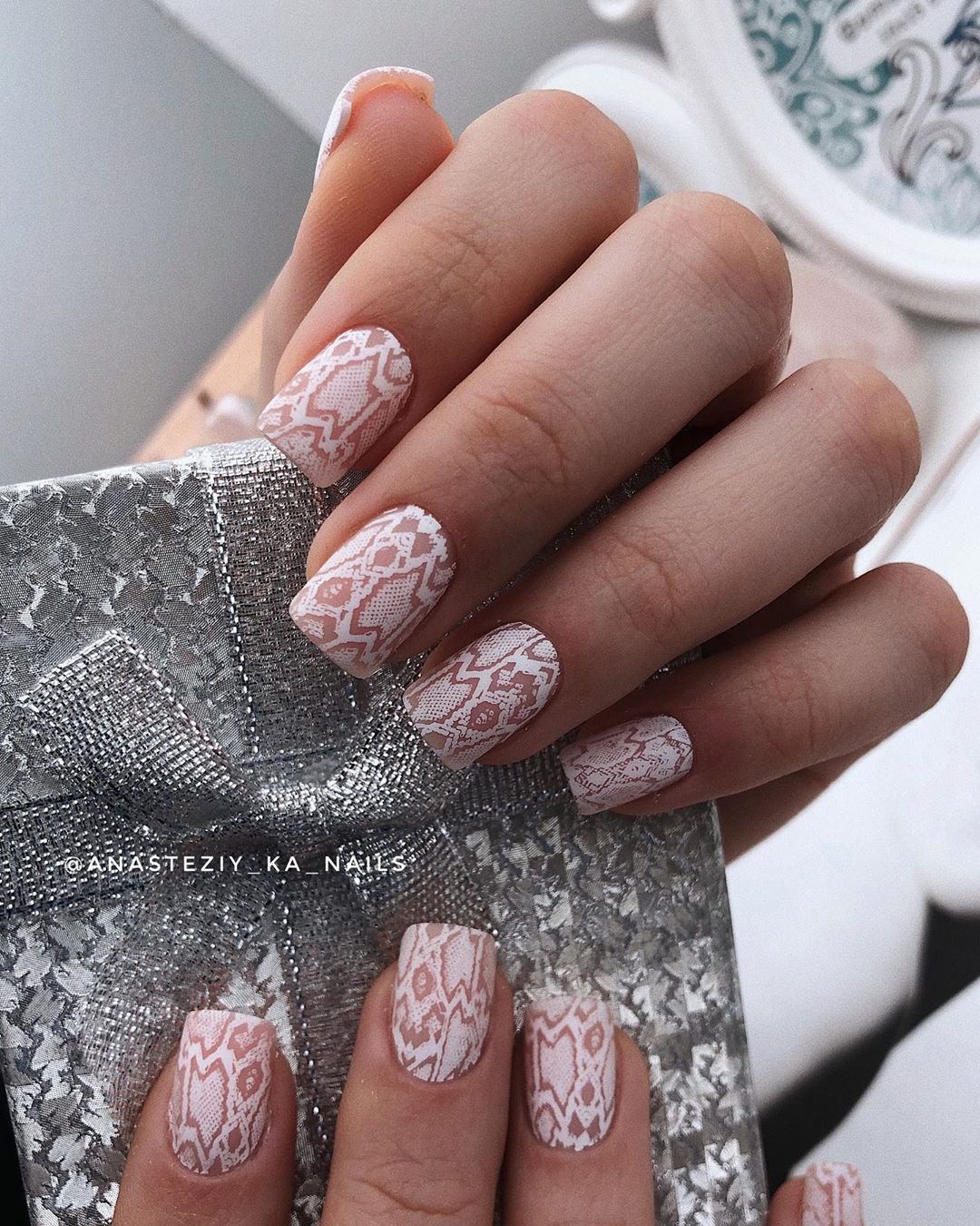 Стильный стемпинг маникюр 2026 – новые идеи дизайна